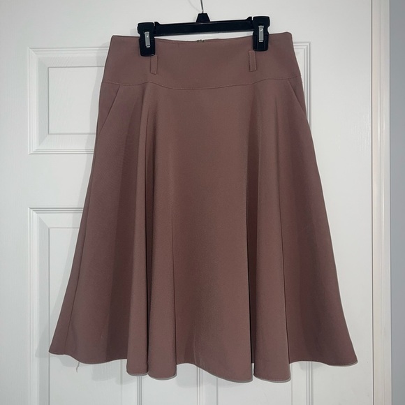 Dresses & Skirts - Beige flowy skirt with pockets
